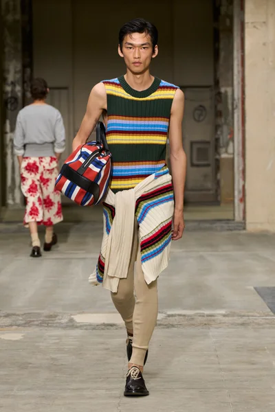 Look 18